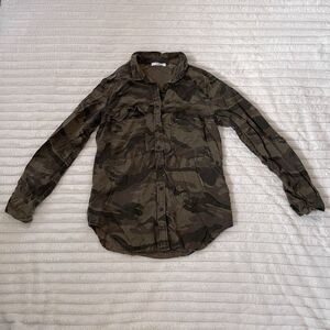 Dex Button Down Camo Top Size XS Casual Everyday Camouflage Pockets Roll Sleeve